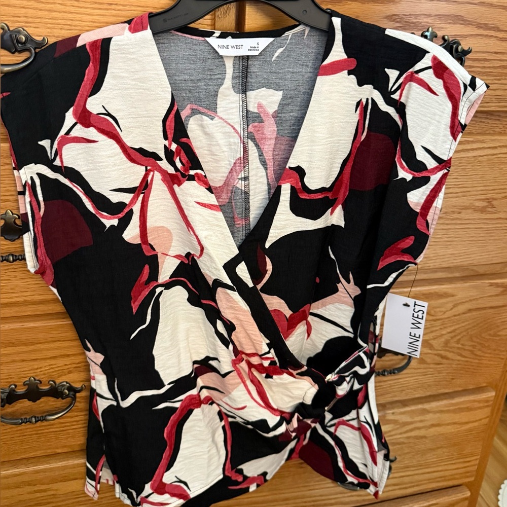 New women's Nine West small top